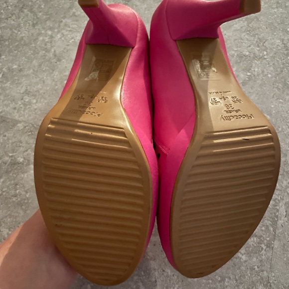 Pink heels with gold accents! - Picture 4 of 5